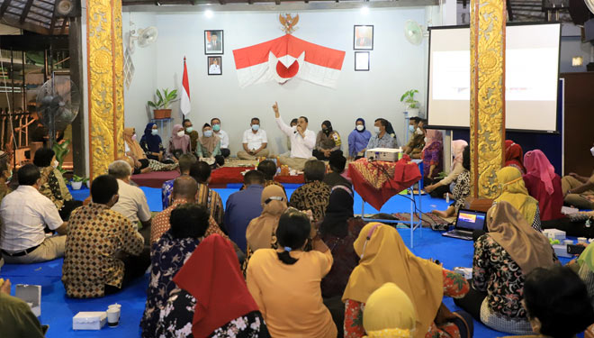 Wali Kota Surabaya Eri Cahyadi menggelar cangkrukan bersama warga dalam rangka menyerap aspirasi. (FOTO: Humas Pemkot Surabaya for TIMES Indonesia)
