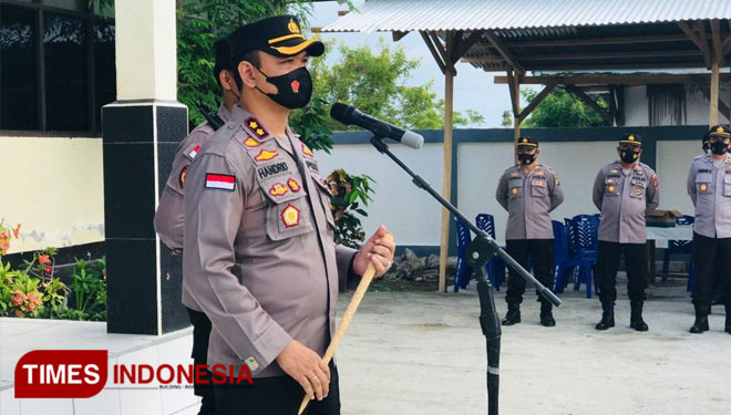 Kapolres Sumba Timur NTT AKBP Handrio Wicaksono, S.I.K saat menggelar apel gabungan di halaman Polsek Kota Waingapu.(FOTO: Habibudin/TIMES Indonesia)