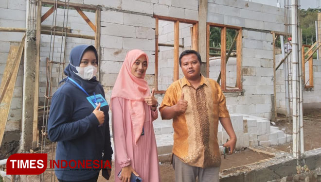 Direktur Utama PT Sahlisa, Surono bersama management memberikan keterangan. (Foto : Dimas Reza Yogatama For Times Indonesia)