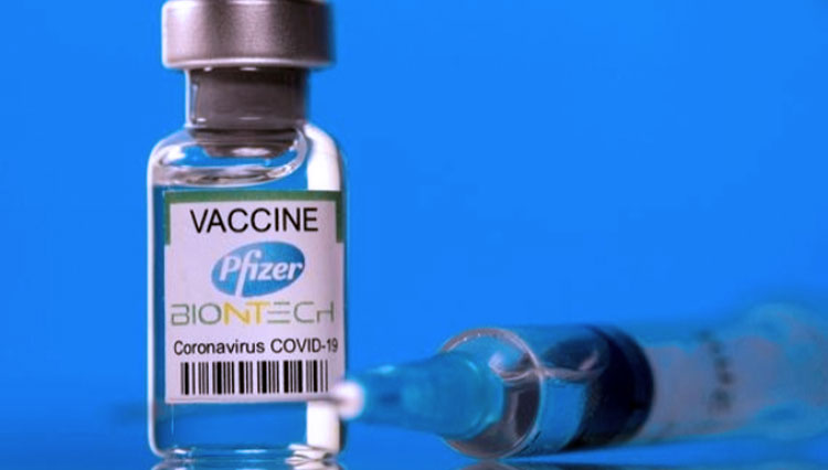 Botol berlabel vaksin penyakit coronavirus (Covid-19) Pfizer-BioNTech terlihat dalam gambar ilustrasi ini yang diambil 19 Maret 2021. (FOTO : Reuters)