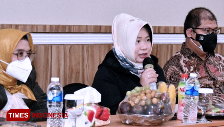 Kepala Biro Humas dan Sistem Informasi MPR RI, Siti Fauziah, SE, MM, saat bicara di kegiatan Netizen Gathering “Semangat Juang NKRI, Penguatan Pilar Kebangsaan di Era Digital”, di Cianjur, Jawa Barat, Selasa (26/10/2021). (FOTO: Setjen MPR RI)
