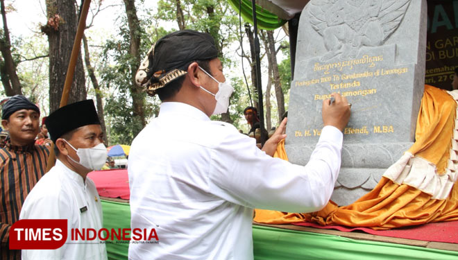 Bupati Lamongan, Yuhronur Efendi, menandatangani tugu dengan simbol Garudamukha di Desa Candisari, Kecamatan Sambeng, sebagai spirit perjuangan menuju kejayaan Lamongan, Rabu (27/10/2021). (FOTO: MFA Rohmatillah/ TIMES Indonesia)