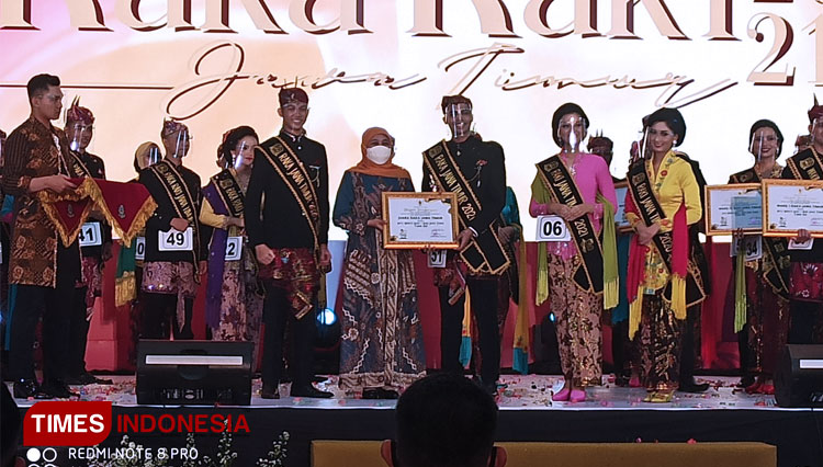 Gubernur Jatim Khofifah memberikan piagam kepada Raka Jatim 2021 Zainal Abidin saat acara malam puncak grand final di Hotel Shangri-La Surabaya, Selasa (26/10/2021). (FOTO: Lely Yuana/TIMES Indonesia)