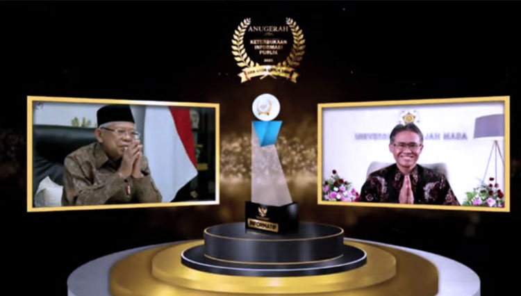 Wakil Presiden RI, K.H. Ma’ruf Amin usai menyerahkan Anugerah Keterbukaan Informasi Publik Tahun 2021 kepada Rektor UGM (FOTO: Humas UGM for TIMES Indonesia)