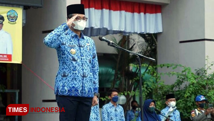 Bupati Bangkalan R Abdul Latif Amin Imron ketika menjadi inspektur upacara peringatan Hari Sumpah Pemuda. (FOTO: Doni Heriyanto/TIMES Indonesia)