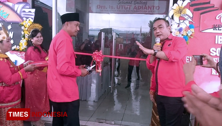 Penguntingan pita kantor DPC PDI Perjuangan Banjarnegara oleh ketua DPC Nuryanto (FOTO : Muchlas Hamidi/TIMES Indonesia)