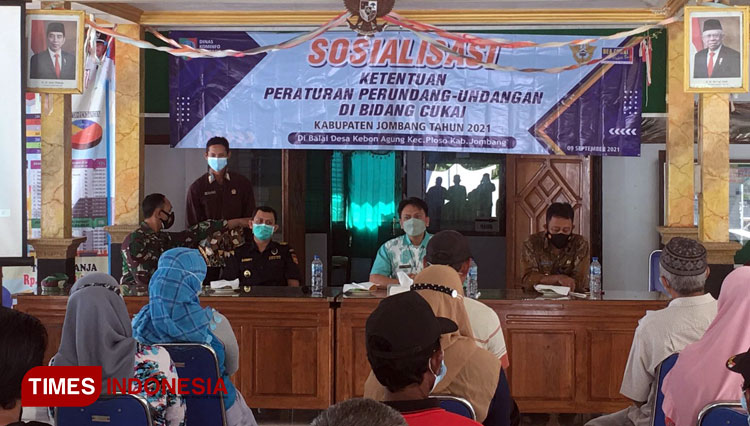 Diskominfo Jombang bersama Kantor Bea Cukai Kediri saat menyampaikan sosialisasi bahaya rokok ilegal di Balai Desa Kebonagung, Ploso, Jombang (FOTO : Diskominfo Jombang/TIMES Indonesia)