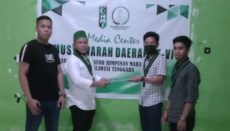 Kandidat Ketum Badko HMI Sulawesi Tenggara Periode 2021-2023, Irfan Karim menyerahkan berkas pencalonannya kepada panitia Musda HMI Ke-VI - (FOTO: Irfan Karim For TIMES Indonesia)