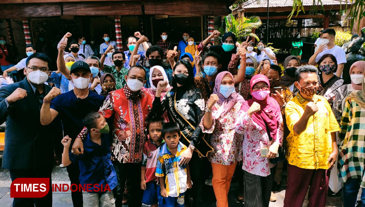 Komunitas milenial Arek Suroboyo usai menggelar seminar This Able dalam rangka Hari Sumpah Pemuda di rumah makan Bebek Tepi Sawah Surabaya, Kamis (28/10/2021).(Foto : Lely Yuana/TIMES Indonesia) 