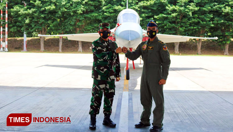 Komandan Lanud Iswahjudi, Marsma TNI M. Untung Suropati (kiri) saat memberikan selamat atas berhasilnya Letda Pnb Ravi Rahmat (kanan) menerbangkan pesawat T50i Golden Eagle secara mandiri. (FOTO: Penerangan Lanud Iswahjudi for TIMES Indonesia)
