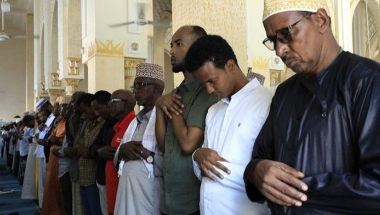 Masyarakat lokal Somalia saat mengikuti kegiatan sholat bersama di Masjid (foto: Dokumen/VOA)