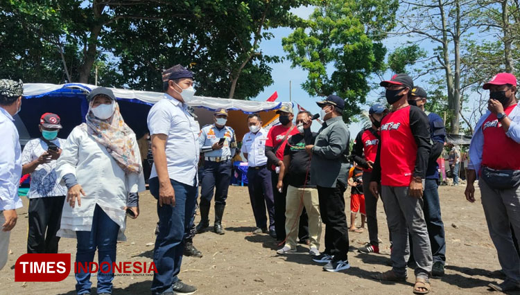 Panitia balap perahu layar di Pantai Bangsring menyambut kedatangan Wakil Bupati Banyuwangi, Sugirah. (FOTO: Agung Sedana/ TIMES Indonesia)