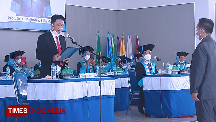 Rektor Universitas Muhammadiyah Palu Prof. Rajindra saat dikukuhkan sebagai guru besar, Rabu, (27/10/2021). (Foto: Sarifah Latowa/TIMES Indonesia)