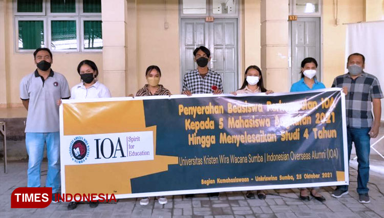Lima orang mahasiswa penerima beasiswa dari Perkumpulan IOA dan Jean & Bernadetta Scholarship didampingi PR 3 Unkriswina Sumba Umbu Ho Ara dan Kabag Kemahasiswaan Yonathan Talundima. (FOTO: Habibudin/TIMES Indonesia)