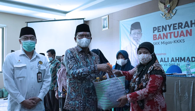 SKK Migas Bersama Anggota DPR RI Gus Ali Salurkan Bantuan Warga Terdampak Covid-19