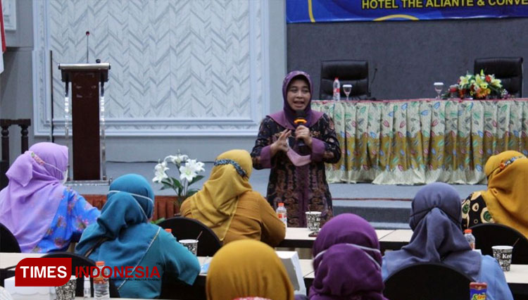Dr. Evy Poerbaningtyas, S.Si. M.T. saat memberikan materi pada seminar UMKM bersama Dinkop Kabupaten Malang