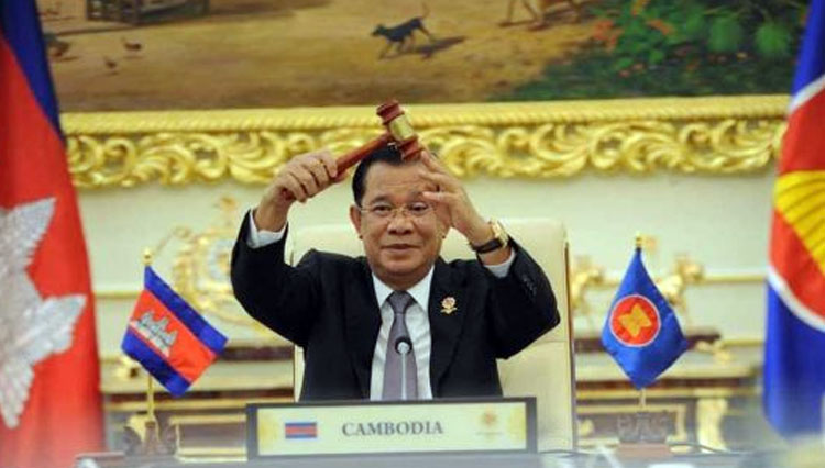 Perdana Menteri Kamboja, Hun Sen memegang palu upacara saat Kerajaan mengambil alih kepemimpinan ASEAN untuk ketiga kalinya, pada hari Kamis. (FOTO : Phnom Penh Post/SPM)