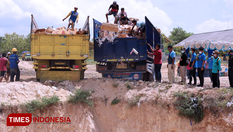 Pemusnahan-rokok-ilegal-di-TPA-Angsanah-Kabupaten-Pamekasan-2.jpg