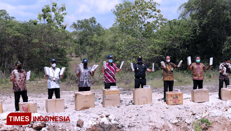 Pemusnahan-rokok-ilegal-di-TPA-Angsanah-Kabupaten-Pamekasan-3.jpg