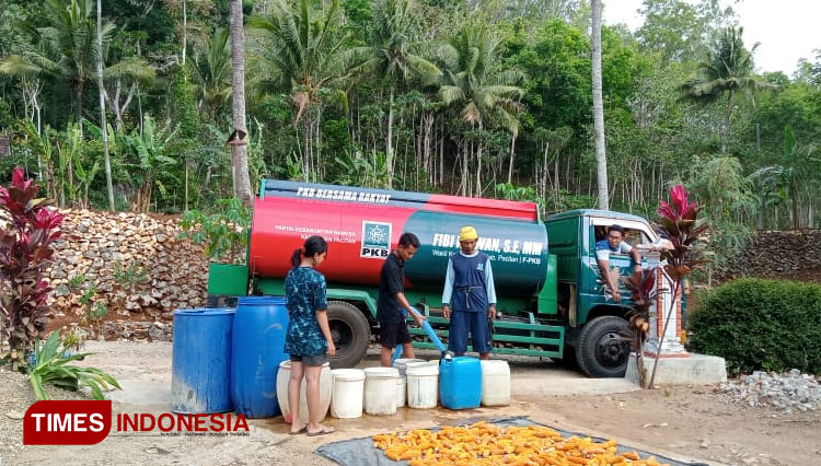 Suasana saat masyarakat antri memasukkan air bersih kedalam jrigen dari Wakil Ketua DPRD Pacitan Fibi Irawan (Foto: Rojihan/TIMES Indonesia)