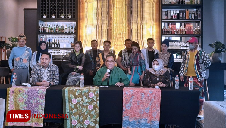 Press Confrence sekaligus memerkan hasil karya 5 designer untuk acara Gebyar Batik Pamekasan 2021 (FOTO: Shinta Miranda/TIMES Indonesia)