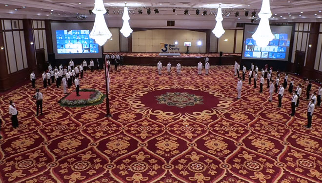 Upacara Peringatan Hari Oeang Republik Indonesia. (Foto: Youtube Kemenkeu) Foto B: Wamenkeu saat memimpin upacara peringatan Hari Oeang Republik Indonesia. (Foto: Dok. Kemenkeu)