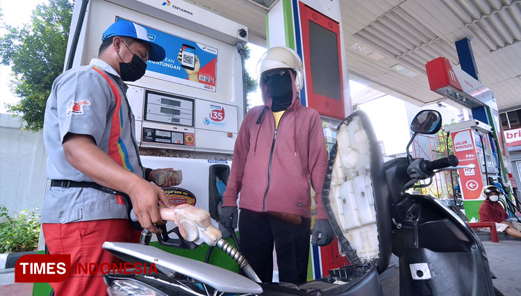 Karyawan-SPBU-Pertamina-Coco-Jemursari-melayani-konsumen-Pertalite.jpg