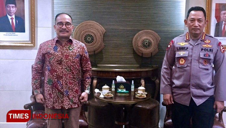 (Kapolri) Jenderal Pol. Drs. Listyo Sigit Prabowo, M.Si bersama dengan Ketua Dewan Pembina Puspolkam Indonesia Firman Jaya Daeli 