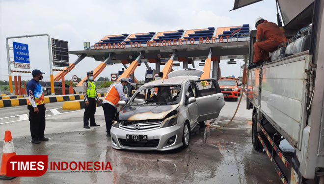 Satu unit mobil Nissan Grand Livina yang terbakar di pintu Tol Mojokerto-Jombang. Sabtu (30/10/2021)(Dok. PJR Dilantas Polda Jatim) 