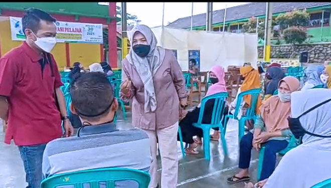 Hj Sri Ruwiyati SE MM, Anggota DPR Provinsi Jateng saat monitoring pelaksanaan kegiatan vaksin di SMP Negeri 2 Banjarmangu. (FOTO: Crisna for TIMES Indonesia)