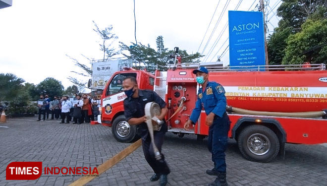 Security ASTON Banyuwangi Hotel & Conference Center sedang simulasi kebakaran (Foto: Rizki Alfian/TIMES Indonesia)