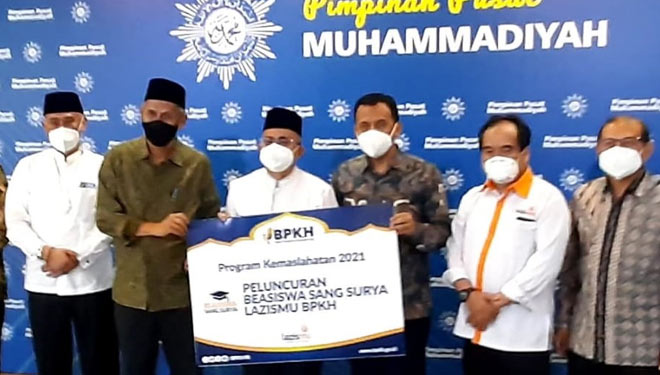 Secara simbolis, BPKH menyerahkan Beasiswa Sang Surya bagi mahasiswa berprestasi di PTM melalui Lazizmu di Kantor PP Muhammadiyah Cik Di Tiro Yogyakarta. (FOTO: PP Muhammadiyah for TIMES Indonesia)