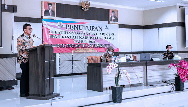 Bupati Ciamis saat menutup kegiatan Latsar CPNS golongan III Angkatan V tahun 2021 (foto: Humas Kabupaten Ciamis)Para peserta Latsar CPNS golongan III Angkatan V tahun 2021 (foto: Humas Kabupaten Ciamis) Bupati Ciamis dan para peserta Latsar CPNS golongan
