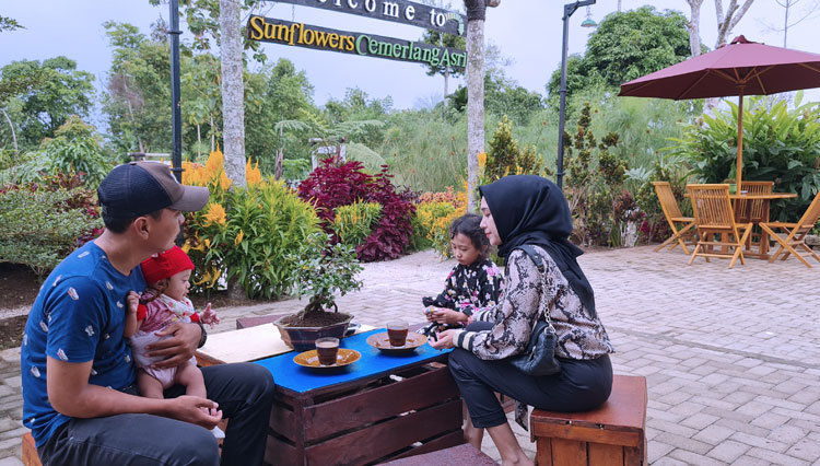 Pengunjung menikmati suasana indah di Cemerlang Asri Resort.