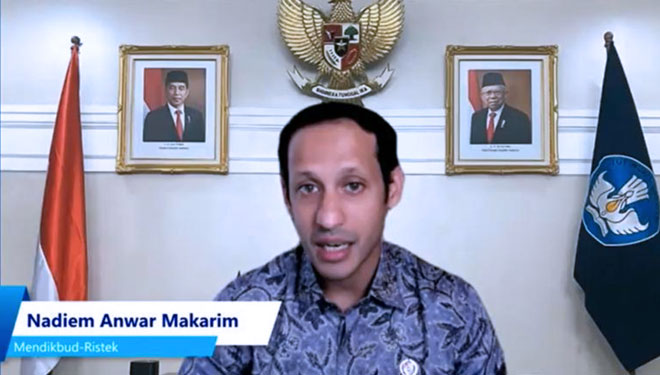 Menteri Nadiem Makarim saat webinar Gerakan Nusantara 2021 bertema Keluarga Sebagai Garda Terdepan Mempersiapkan Pembelajaran Tatap Muka, Minggu (31/10/2021).(foto: Tangkapan Layar)