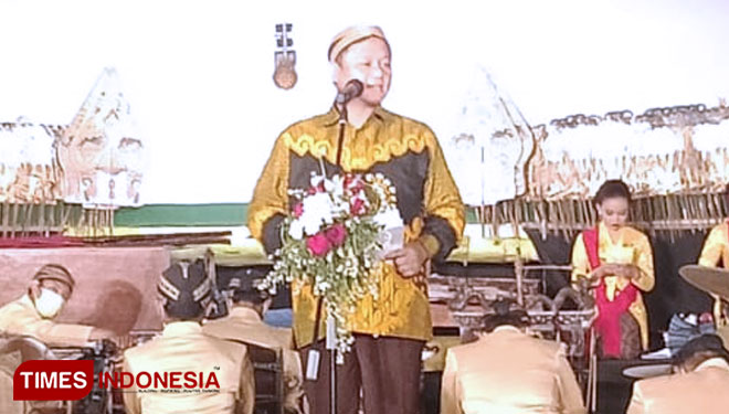 Ketua Golkar Jatim Sarmuji membuka acara pagelaran wayang kulit, Sabtu (30/10/2021) malam. (Foto0: Lely Yuana/TIMES Indonesia)