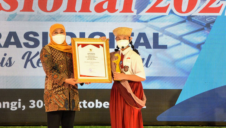 Gubernur Jatim Khofifah b