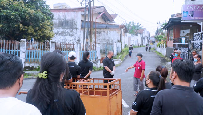 The crew of Luminor Hotel stand together with the local community of Kranji, Purwokerto to  bersana Tim Luminor Hotel Purwokerto bersih-bersih lingkungan. (PHOTO : Luminor Hotel Purwokerto for TIMES Indonesia)