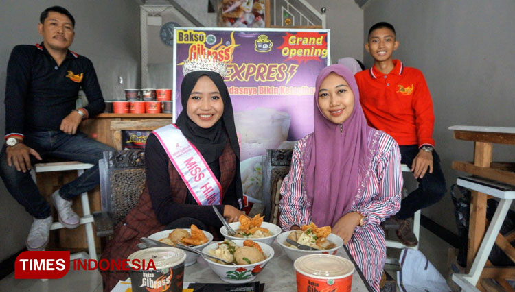 Miss Hijab Jawa Timur, Nurul Iftitah bersama Qorinatussa'dah dalam launching 'Bakso Gibrass Express' di Ngoro Tikuk, Kabupaten Mojokerto. Minggu (31/10/2021)(Foto: Thaoqid Nur Hidayat/TIMES Indonesia) 