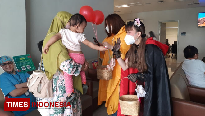 Umumkan Harga PCR Terbaru, Staf National Hospital Kenakan Kostum Halloween