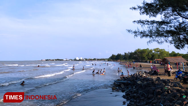 Pantai Tirta Ayu, salah satu destinasi wisata pantai andalan di Indramayu.(Foto: Muhamad Jupri/TIMES Indonesia)