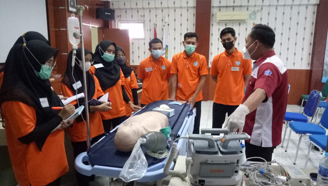 Peserta BTCLS mengikuti kegiatan pelatihan di RSI PKU Muhammadiyah Tegal. (Foto : Dhinar for TIMES Indonesia)