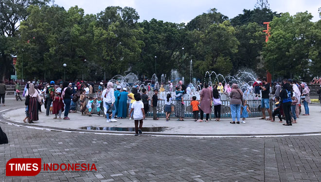 Suasana bundaran air mancur yang ada di Alun-alun Kota Malang saat dipenuhi para pengunjung, Minggu (31/10/2021). (Foto: Rizky Kurniawan Pratama/TIMES Indonesia)