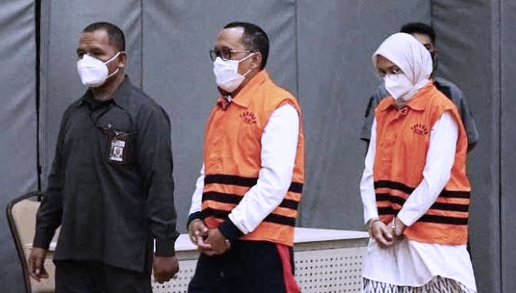 Bupati Probolinggo Puput Tantriana Sari dan suaminya yang anggota DPR RI Hasan Aminuddin ditangkap oleh KPK RI dalam kasus suap jabatan. (FOTO: dok KPK RI)