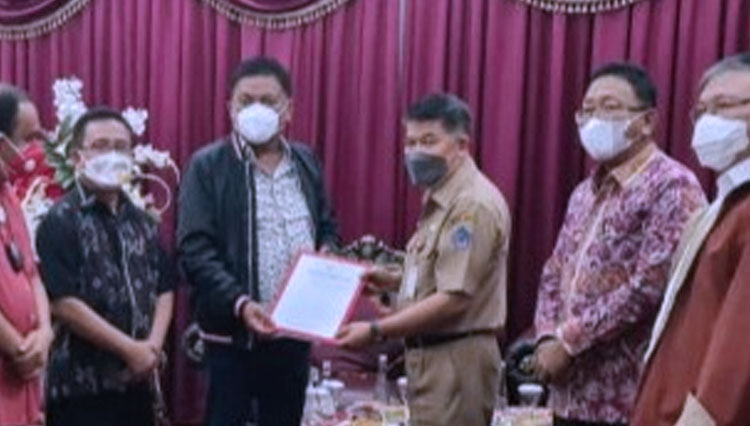 Gubernur Provinsi Sulawesi Utara (Sulut) Olly Dondokambey SE menyerahkan Nota Dinas kepada Pelaksana Tugas Harian (Plh) Sekdaprov Sulut Asiano Gemmy Kawatu diruang VVIP Pemprov Sulut, Bandara Internasional Sam Ratulangi Manado. (Foto: Pemprov Sulut)