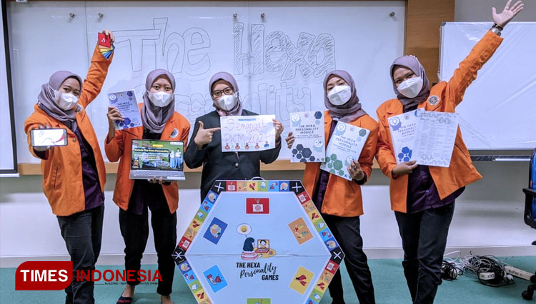Tim PKM-PM dari Fakultas Psikologi UAD ketika menunjukkan games board guna meningkatkan Psikologis siswa SMA Negeri 1 Ngemplak dimasa pandemi. (FOTO: Humas UAD for TIMES Indonesia)