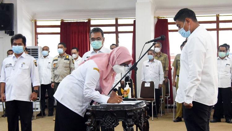 Wali Kota Kediri saat menyaksikan penandatanganan pejabat yang dilantik (Foto: Protokol dan Komunikasi Pimpinan Sekretariat Daerah Kota Kediri)