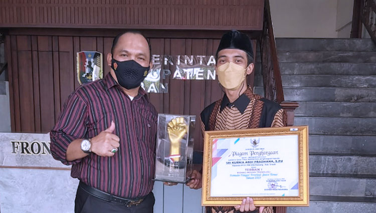 Sri Kurnia Abdi (Kanan) bersama Kadispora Gresik Agustin Halomoan Sinaga (Foto: Doc Humas Pemkab Gresik for TIMES Indonesia)
