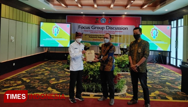 Asisten Bidang Perekonomian Pemkab Banyuwangi, Guntur Priambodo mewakili Bupati Banyuwangi usai memberikan paparan kepada para peserta FGD (Foto : Rizki Alfian/ TIMESIndonesia)