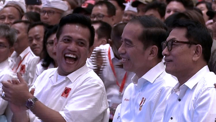 Ketua Satgas Nasional Gerakan Percepatan Vaksinasi Covid-19 DPP PROJO Panel Barus bersama Presiden Jokowi dalam suatu acara - (FOTO: dok Pribadi)